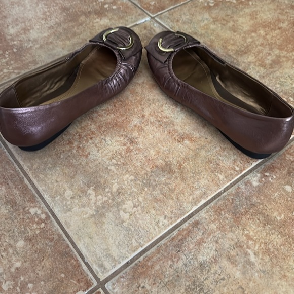 LIZ&CO  Bronze Leather Flats w/Gold ring comfortable rubber sole size 8 1/2 - Picture 5 of 6